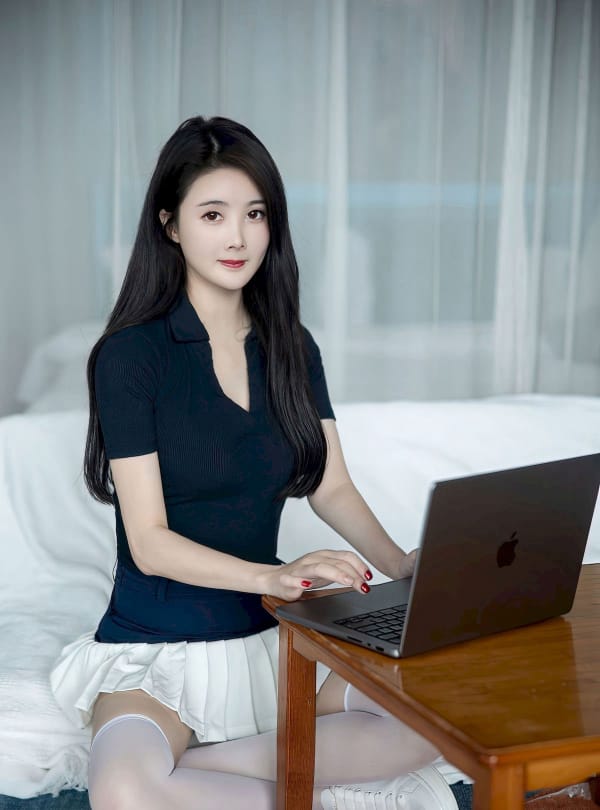 秀人网美女模特summer宝宝深色上衣搭配白色短裙性感写真