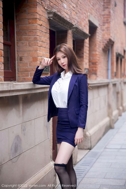 秀人网美女模特顾桥楠Cora蓝色西服搭配黑丝短裙性感写真