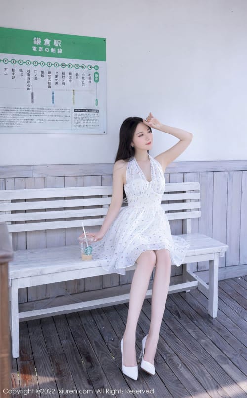 秀人网美女模特鱼子酱Fish白色露肩连衣短裙电车场景旅拍
