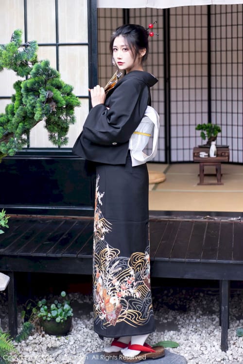 秀人网新人模特laura阿姣深色日式和服娇美姿态性感写真