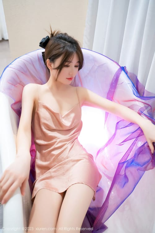 秀人网美女模特婠婠么暖色吊带服饰浴室场景性感写真