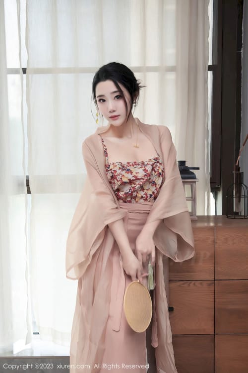 秀人网美女模特严利娅Yuliya浅暖色古风汉服服饰性感写真