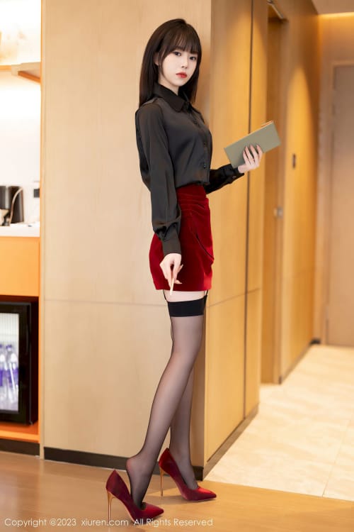 语画界美女模特小奶瓶呜呜黑色上衣红色短裙性感写真