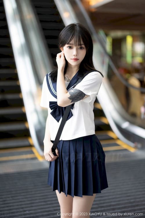 语画界美女模特小奶瓶呜呜学妹服饰搭配白色丝袜写真