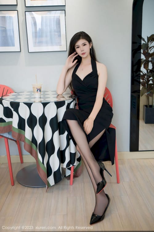 秀人网新人模特雪糕CiCi黑色蕾礼裙搭配黑丝美腿性感写真