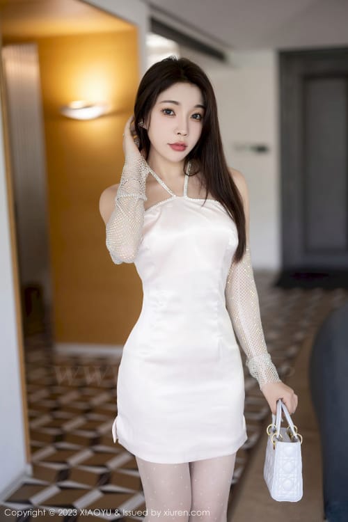 语画界性感女神徐莉芝Booty米色连衣短裙原色丝袜妖娆写真