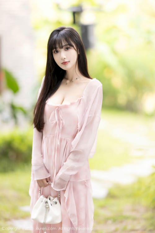 秀人网美女模特林星阑粉色长裙搭配粉色丝袜安吉旅拍