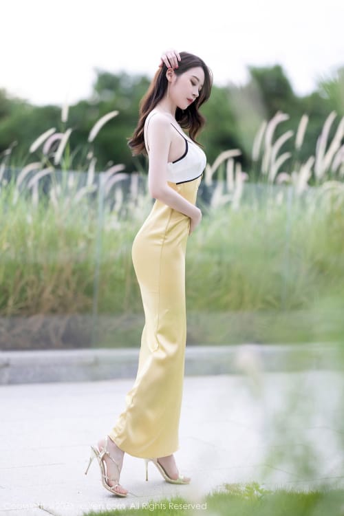 秀人网美女模特梦心玥拼色长裙搭配原色丝袜安吉旅拍