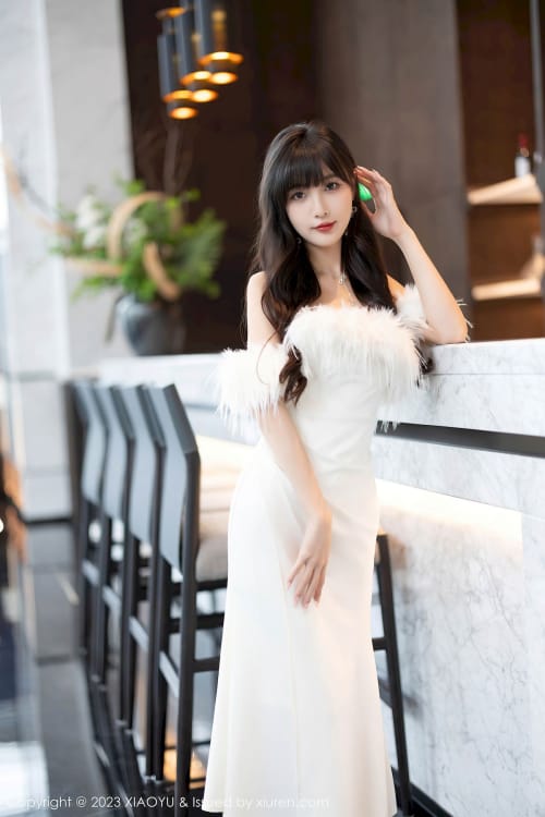 语画界美女模特林星阑白色露肩长裙原色丝袜性感写真