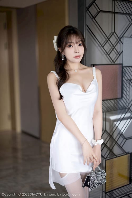 语画界女神徐莉芝Booty白色短裙搭配白色丝袜性感写真