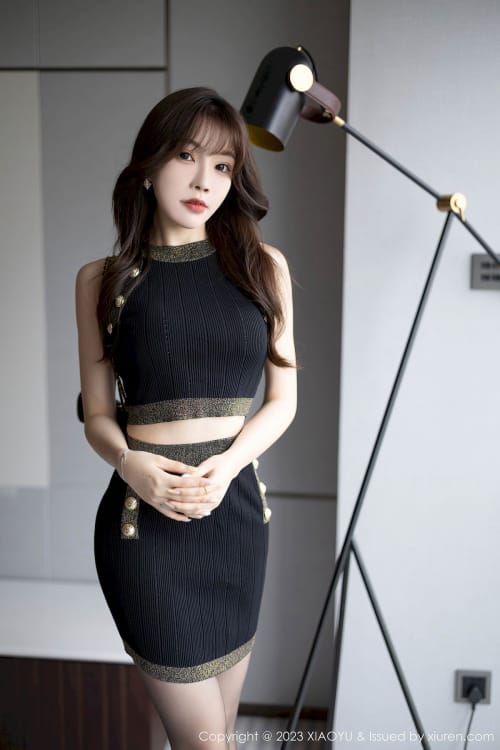 语画界女神徐莉芝Booty黑丝服饰搭配短裙袜性感写真