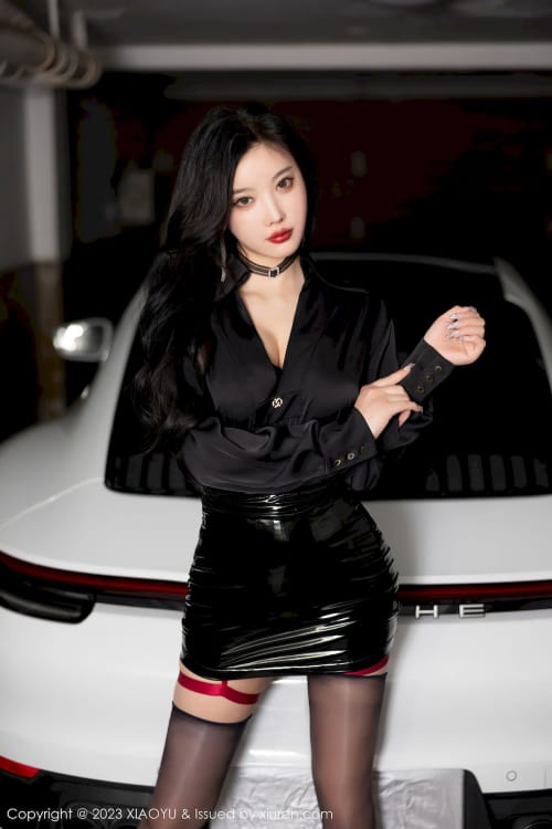 语画界女神杨晨晨Yome黑色服饰搭配皮质短裙性感写真
