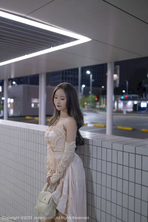 秀人网模特杏子Yada米色上衣搭配米色长裙日本旅拍