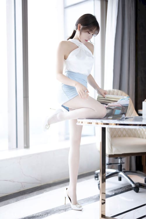 语画界女神徐莉芝Booty白色上衣搭配淡蓝色短裙海南旅拍