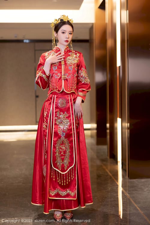 秀人网美女模特梦心玥红色中式婚服高挑身姿性感写真
