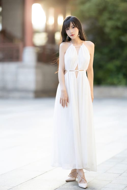 语画界女神林星阑白色连衣长裙搭配修长美腿海南旅拍