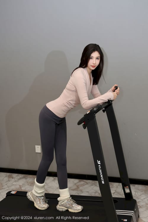 秀人网美女模特曼柔浅色上衣搭配灰色运动裤性感写真