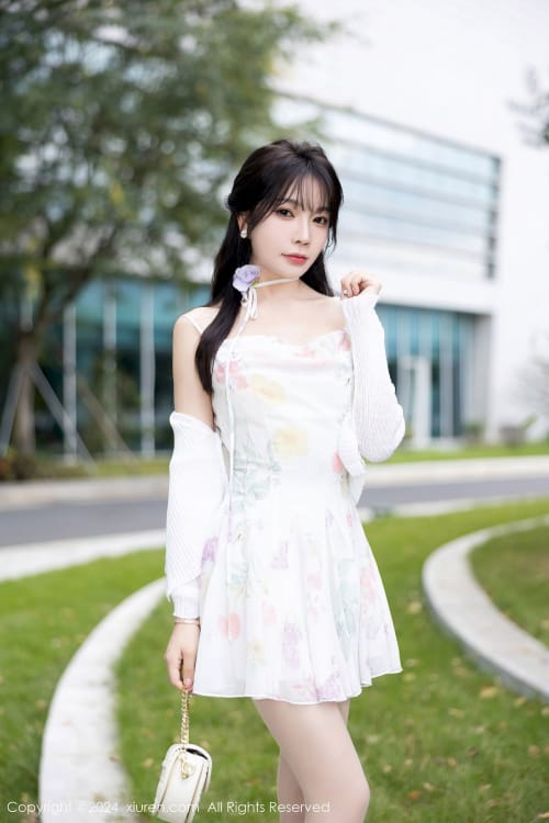 秀人网女神徐莉芝Booty白色碎花短裙原色丝袜性感写真