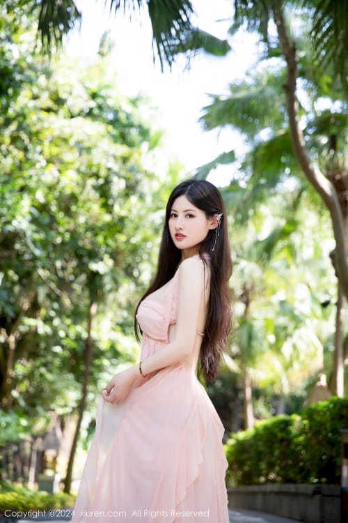 秀人网美女模特陈诗诗kiki粉色长裙搭配原色丝袜三亚旅拍