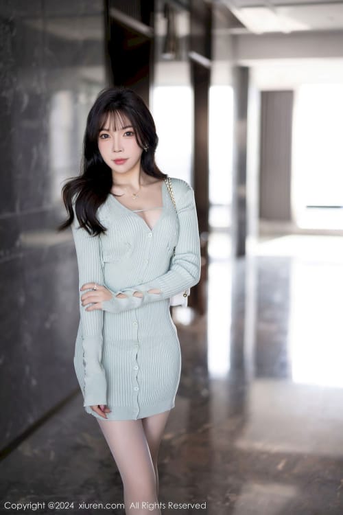 秀人网女神徐莉芝Booty淡蓝色服饰搭配原色丝袜性感写真