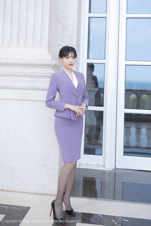 秀人网模特陆萱萱紫色制服搭配魅惑黑丝美腿性感写真