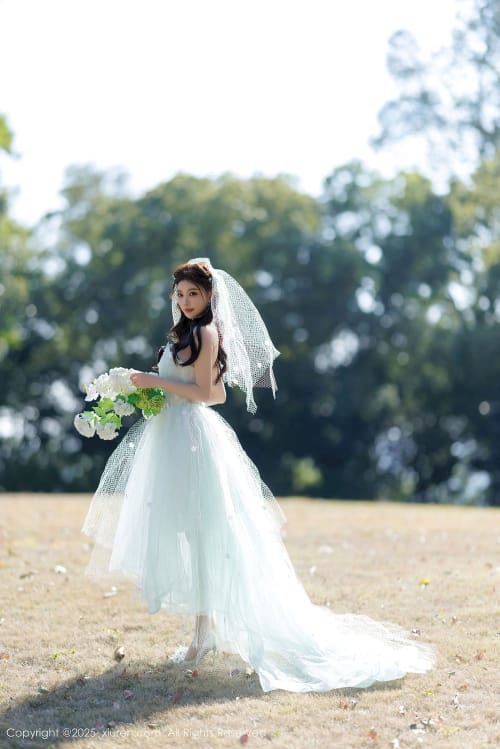 秀人网女神杨晨晨Yome白色情趣搭配白色丝袜性感写真