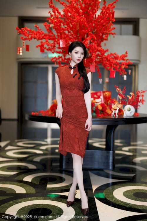 秀人网模特梦心玥红色旗袍服饰高挑身姿性感写真