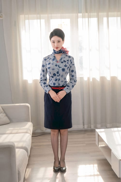 高颜值美女Nnian空姐制服搭配黑丝美腿居家写真