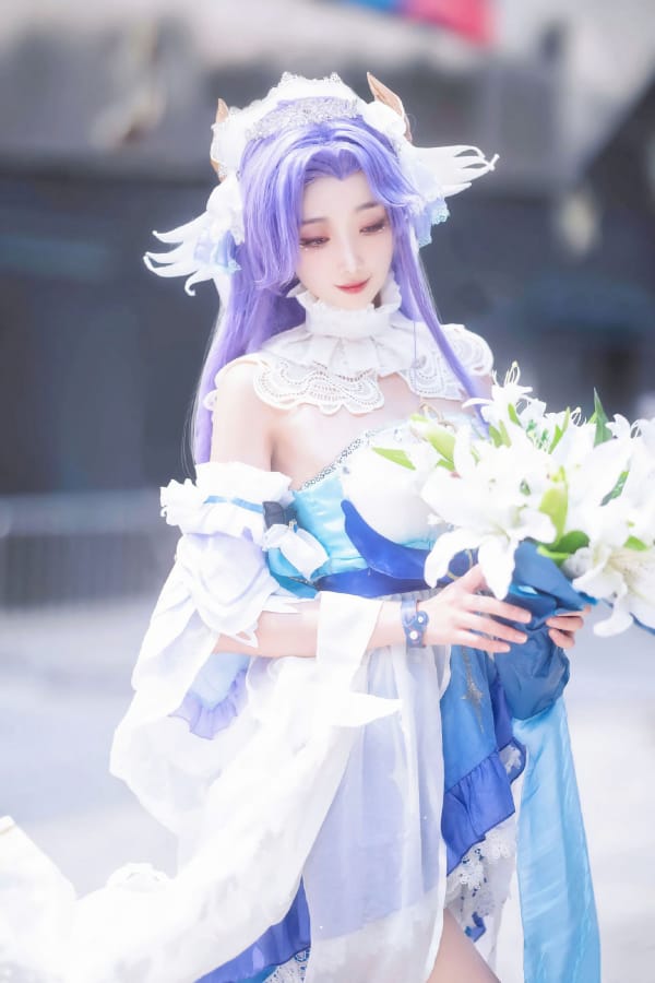 清纯少女走路摇zly手捧鲜花香肩半露宛若梦幻新娘