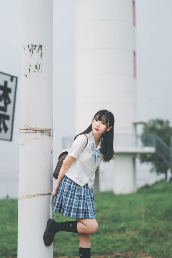 网红少女面饼仙儿格子裙JK制服海边清凉写真