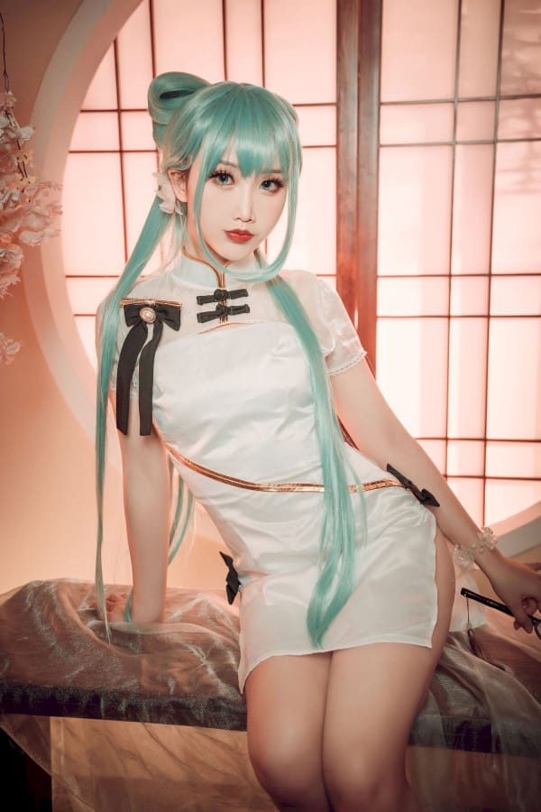 网络美女面饼仙儿白色旗袍 - 初音未来COS福利