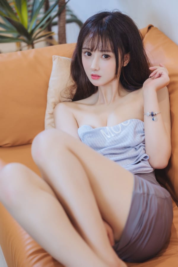 羽生三未修长美腿素色服饰 - 吉他妹妹居家写真