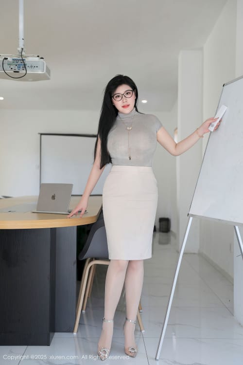 秀人网模特王婉悠Queen灰色OL服饰原色丝袜性感写真