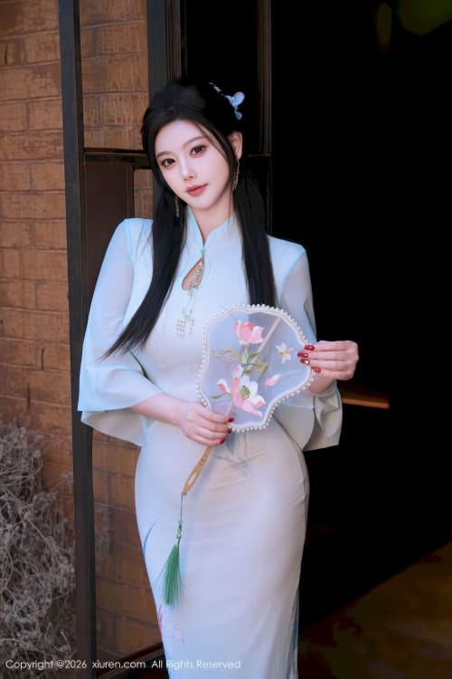 秀人网女神杨晨晨Yome古风服饰丰腴身材性感写真