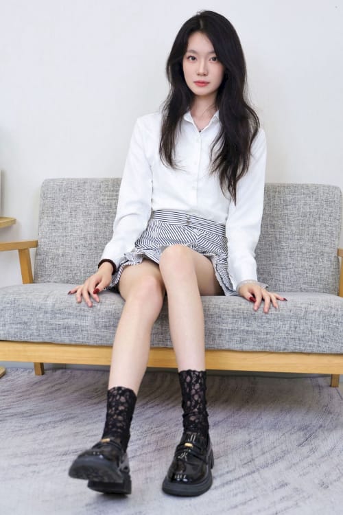 绮梦摄影小艺白衬衫搭配黑白条纹短裙居家写真