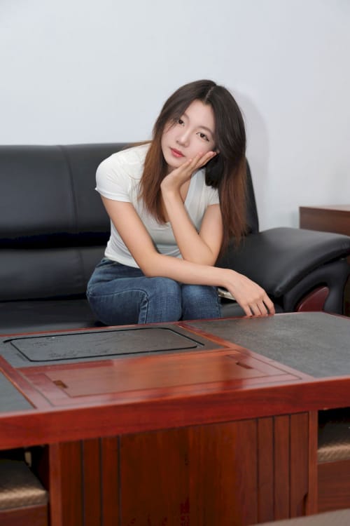 绮梦摄影淇淇V领T恤修身蓝色牛仔裤大方清爽