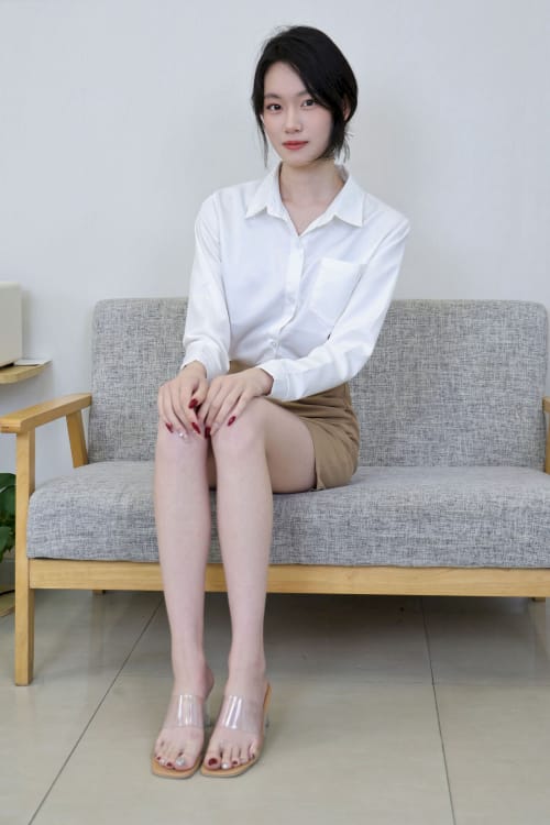 绮梦摄影嫩模小艺白色衬衫卡其色短裙清爽干练