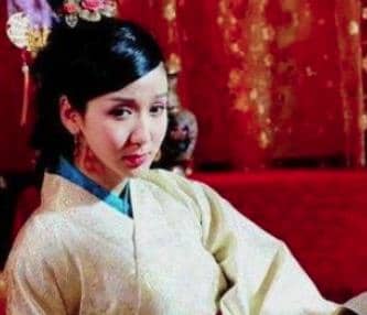 丫鬟跟着小姐远嫁，丫鬟成皇后，小姐成妃子