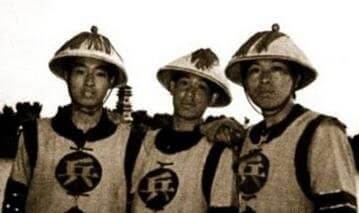 清朝士兵衣服上“兵”和“勇”代表什么？“兵”和“勇”的区别