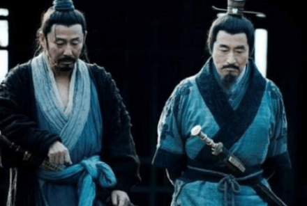 面对刘邦的猜忌，萧何是如何全功并且自保的？