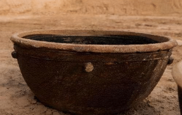 为什么古人出殡时要让长子“摔瓦盆”？让长子“摔瓦盆”习俗的