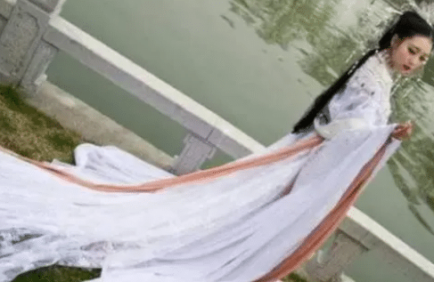 古装剧常有女子长裙拖地，历史上真的是这样的吗？