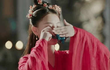 古代喝酒要用衣袖遮住的理由是什么？