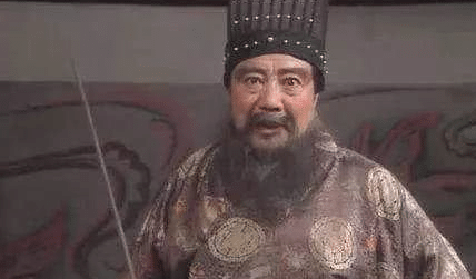 曹操成功挟天子以令诸侯，但为何董卓却被内外讨伐？